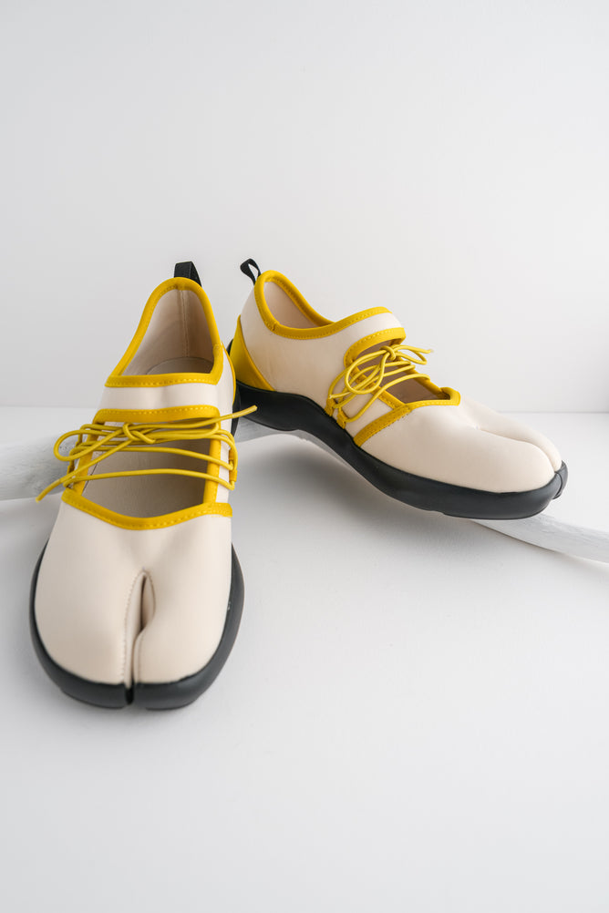 All Black Split-Toe Casual Shoe - Beige Beige 36