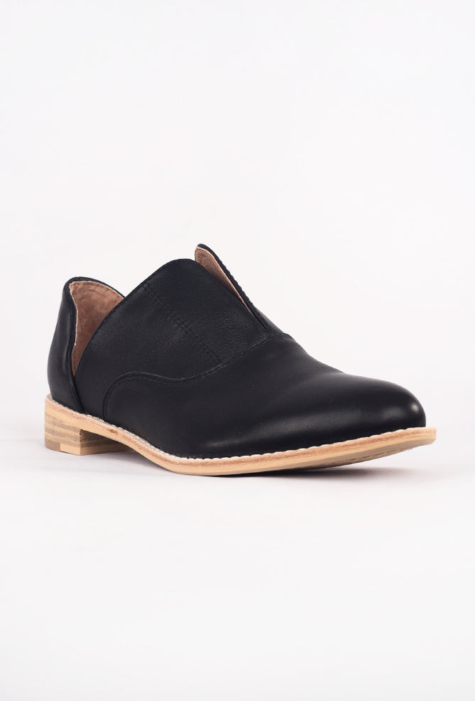 All Black Side Scoop Cowman Shoe, Black