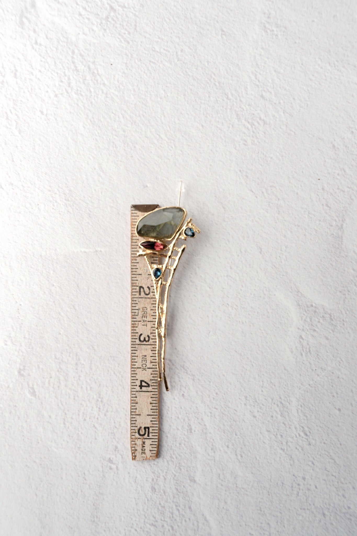 Kalliope Gray Resin Bronze Pin