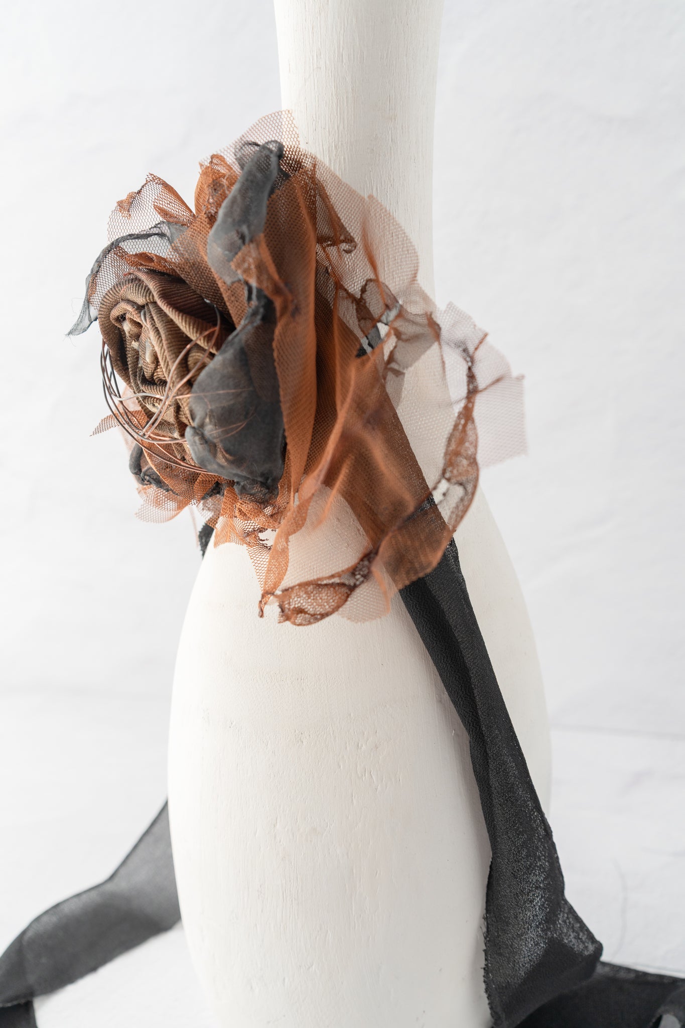 Sanctamuerte Trailing Ribbon Flower Brooch, Brown