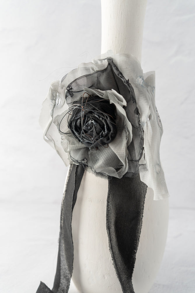 Sanctamuerte Trailing Ribbon Flower Brooch, Gray/Black