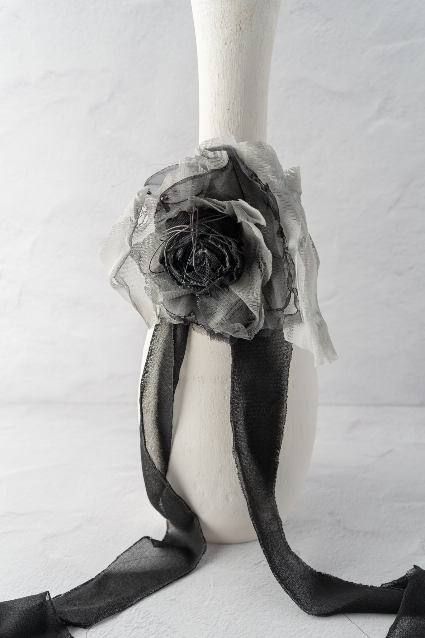 Sanctamuerte Trailing Ribbon Flower Brooch, Gray/Black