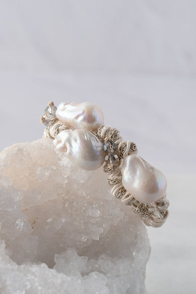 Mela Twisty Trio Pearl Bracelet, Bisque