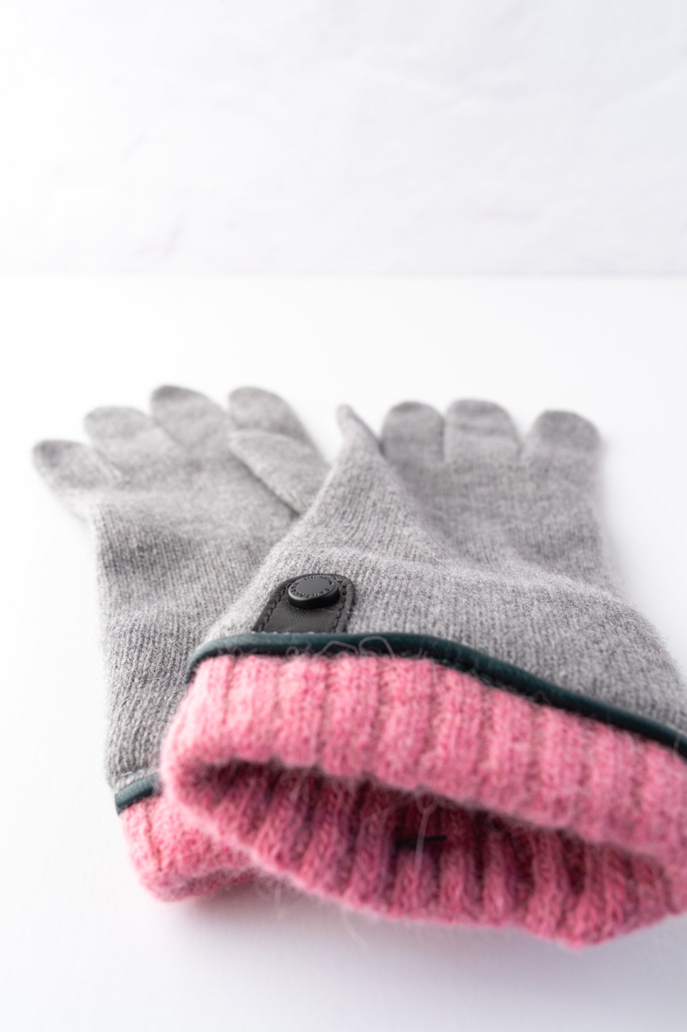Santacana Madrid Leather Tab Wool and Cashmere Glove, Gray/Pink