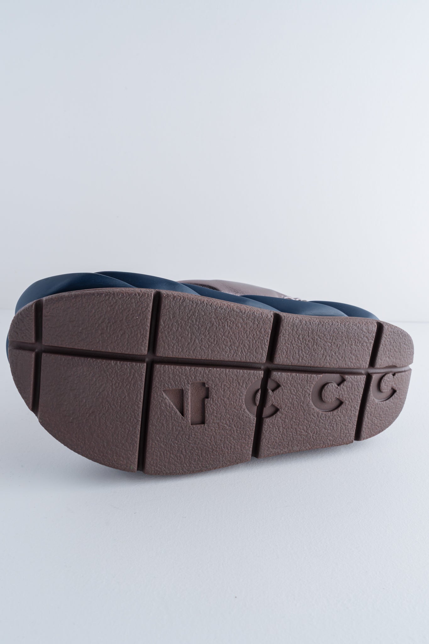 4CCCCEES Mellow Moa Sandal, Gunmetal 