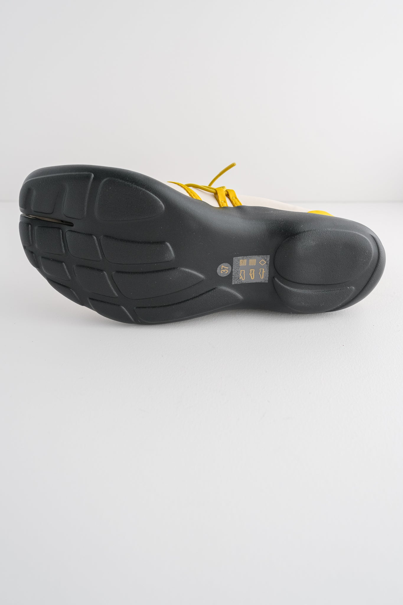 All Black Split-Toe Casual Shoe, Beige 