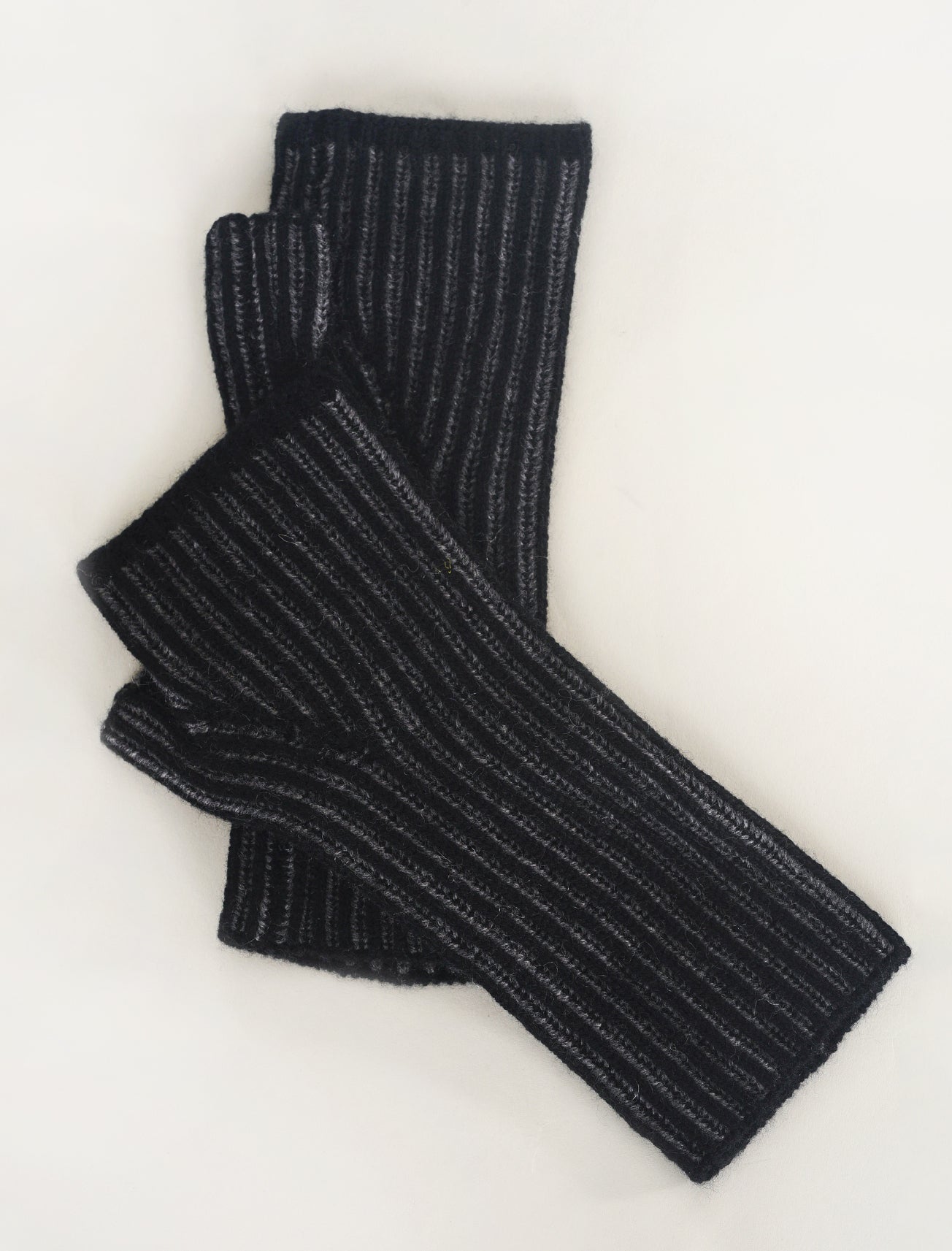 Kinross Cashmere Plaited Rib Cashmere Texting Gloves, Black/Flannel One Size Black