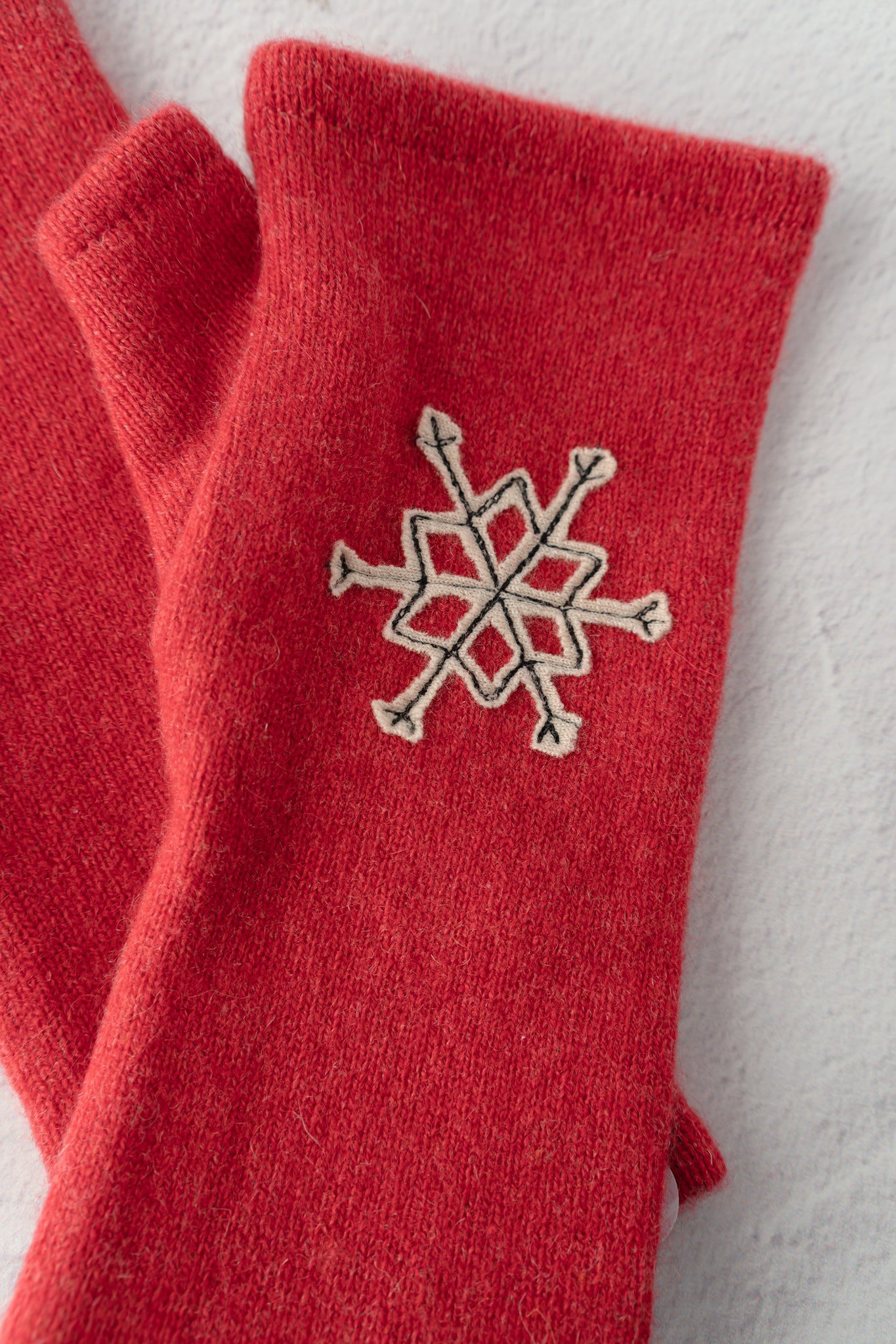 Sardine Recycled Cashmere Handwarmers, Snowflake/Red 