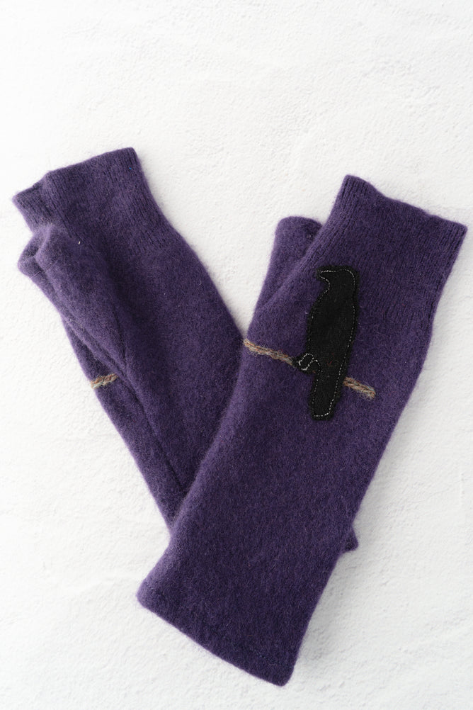 Sardine Recycled Cashmere Handwarmers, Crow/ Purple 