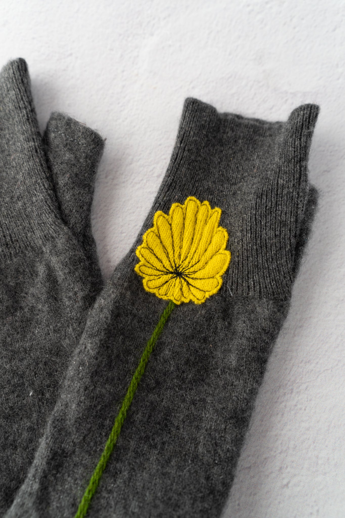 Sardine Recycled Cashmere Handwarmers, Mum, Gray/Yellow 