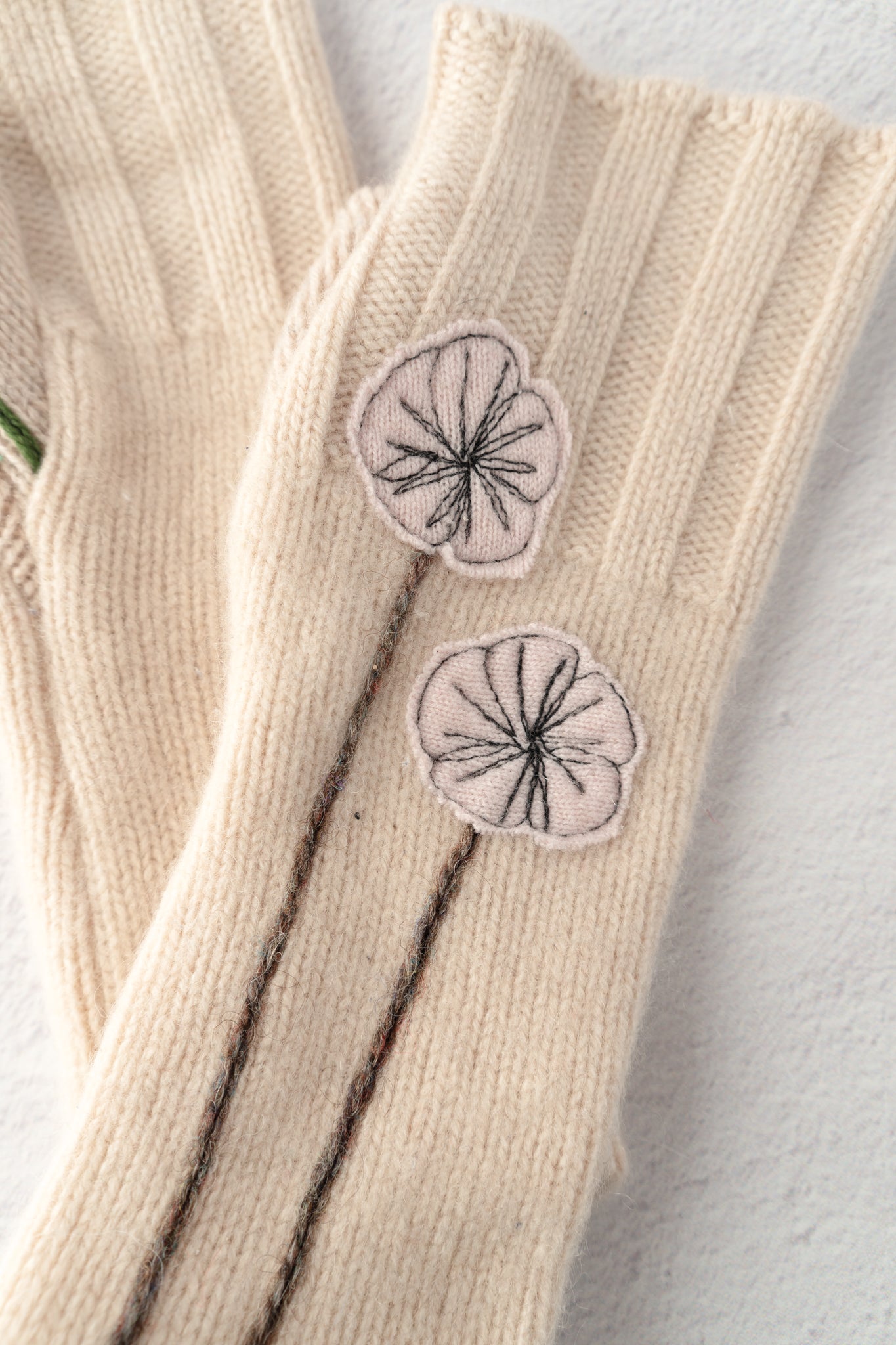 Sardine Recycled Cashmere Handwarmers, Cherry Blossom/Cream 