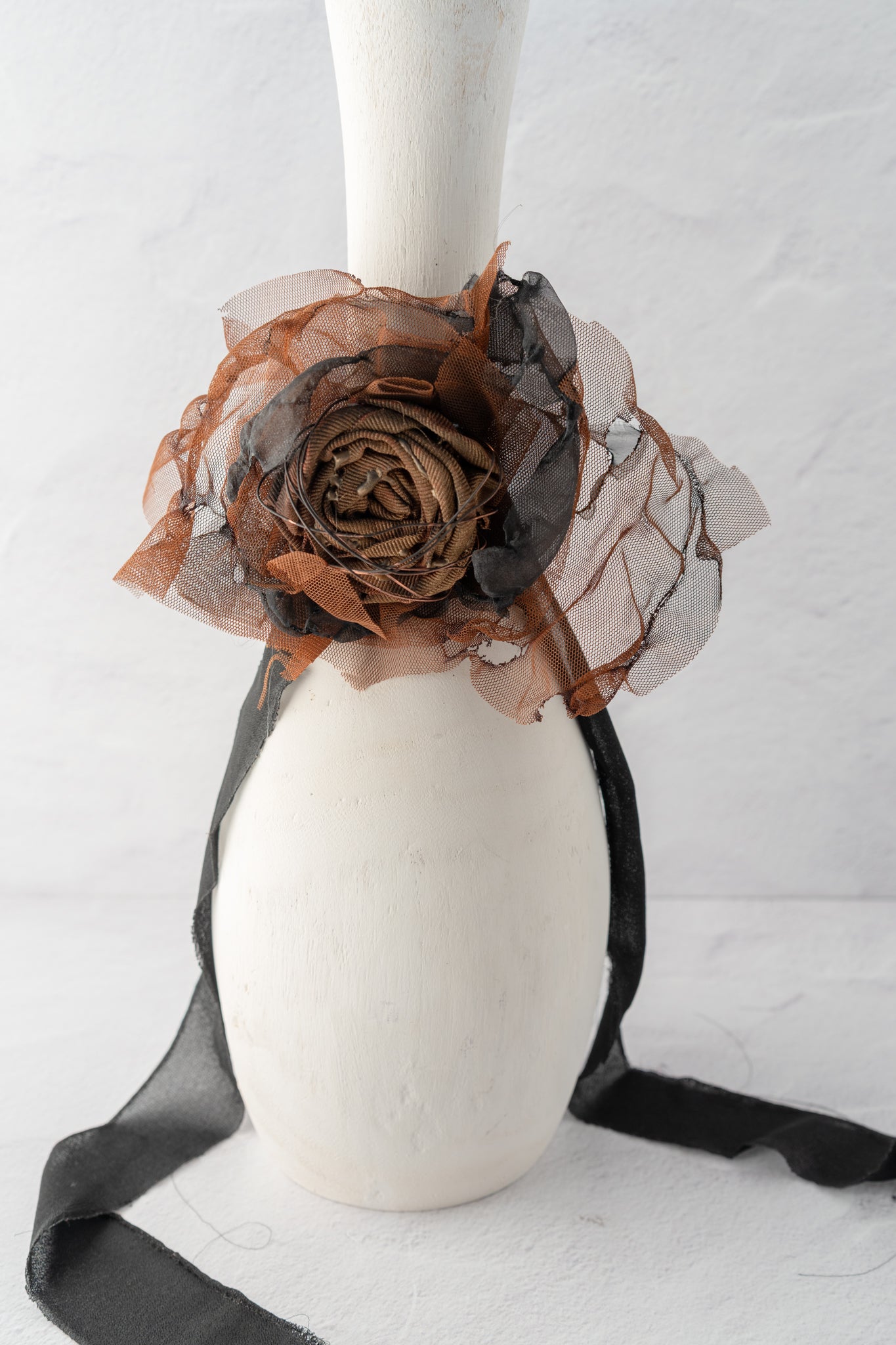 Sanctamuerte Trailing Ribbon Flower Brooch, Brown 