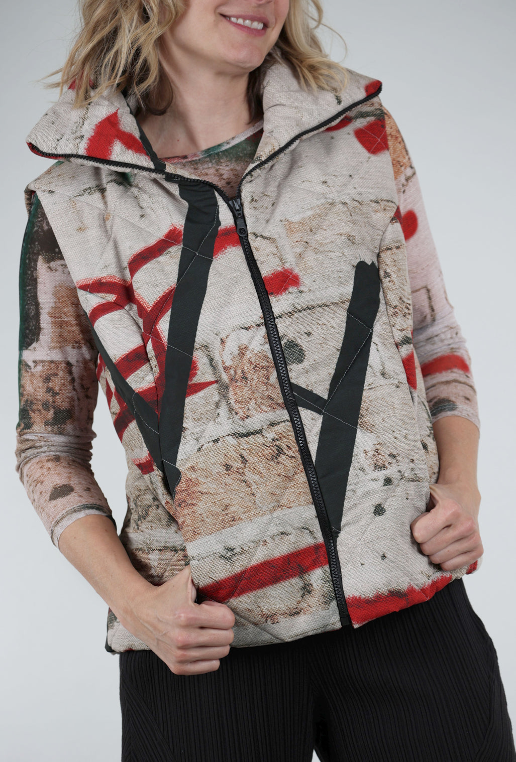 Ozai Graffiti Puffer Vest, Red 