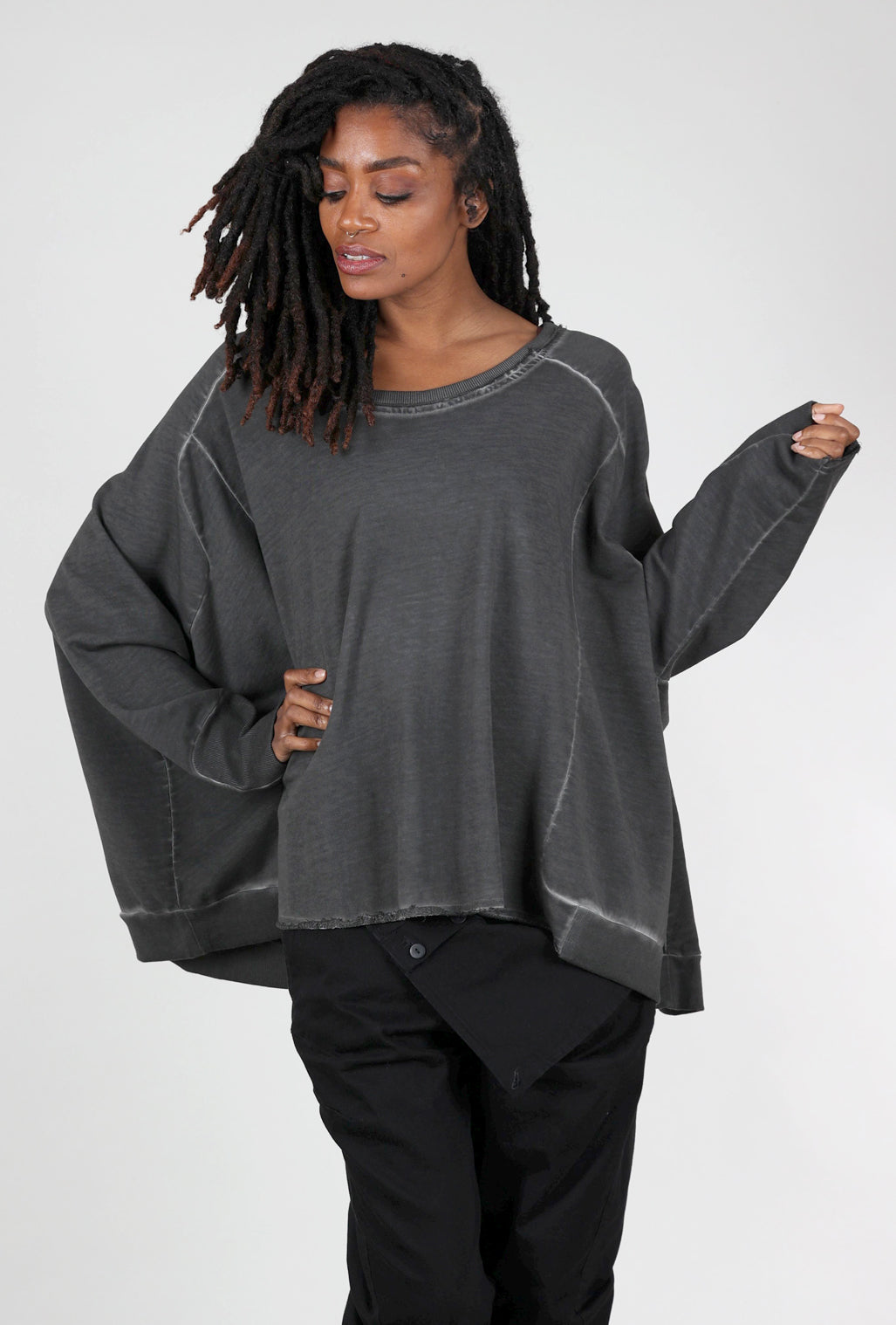 Pluslavie Wide Short Sweat, Asphalt 