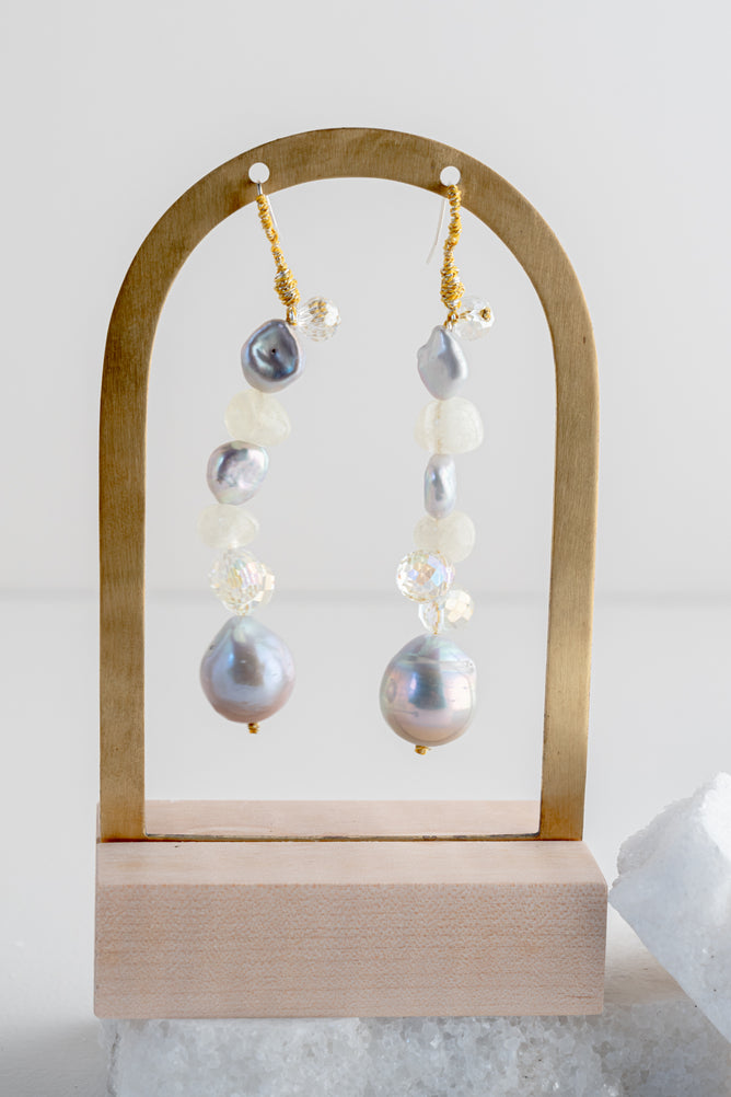 Mela Queen Pearl Earrings 