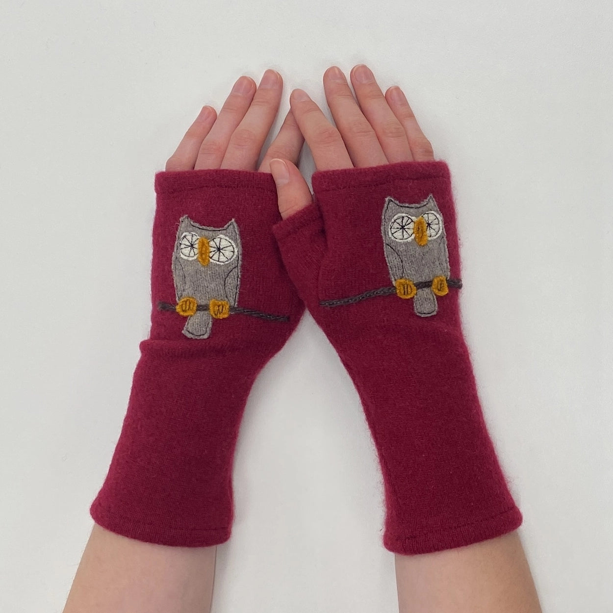 Sardine Recycled Cashmere Handwarmers, Owl/Burgundy 