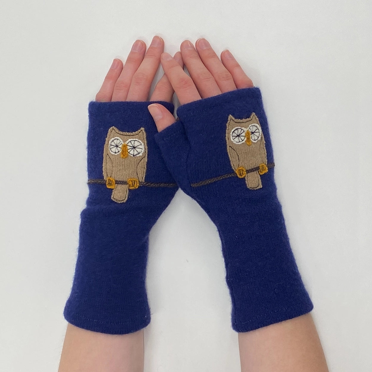 Sardine Recycled Cashmere Handwarmers, Owl/Navy 