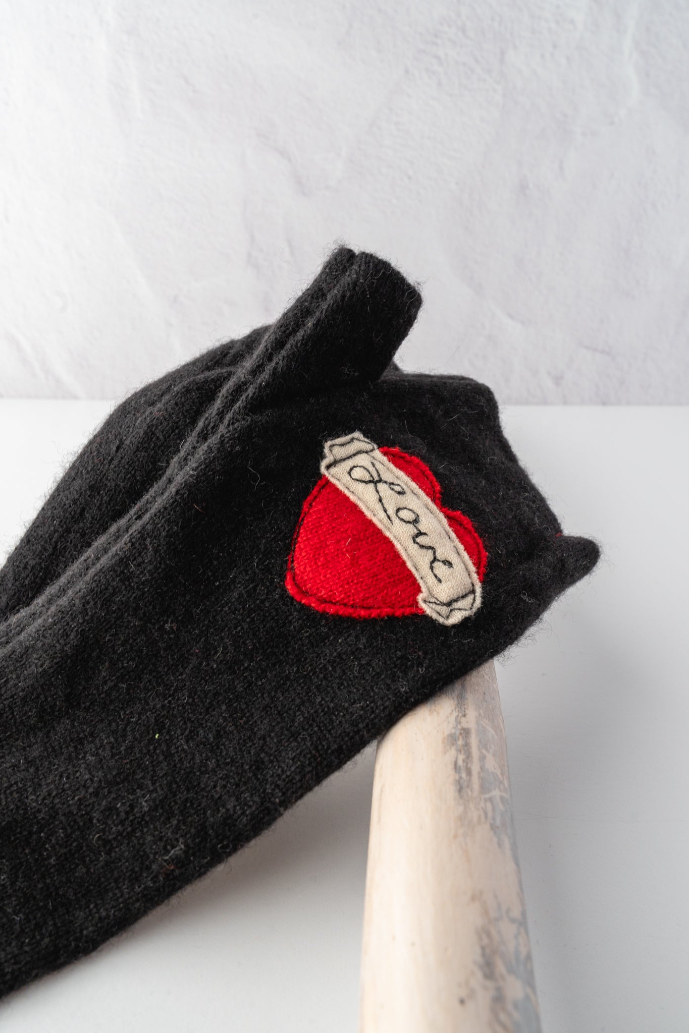 Sardine Recycled Cashmere Handwarmers, Tattoo Heart Love, Red/Black 