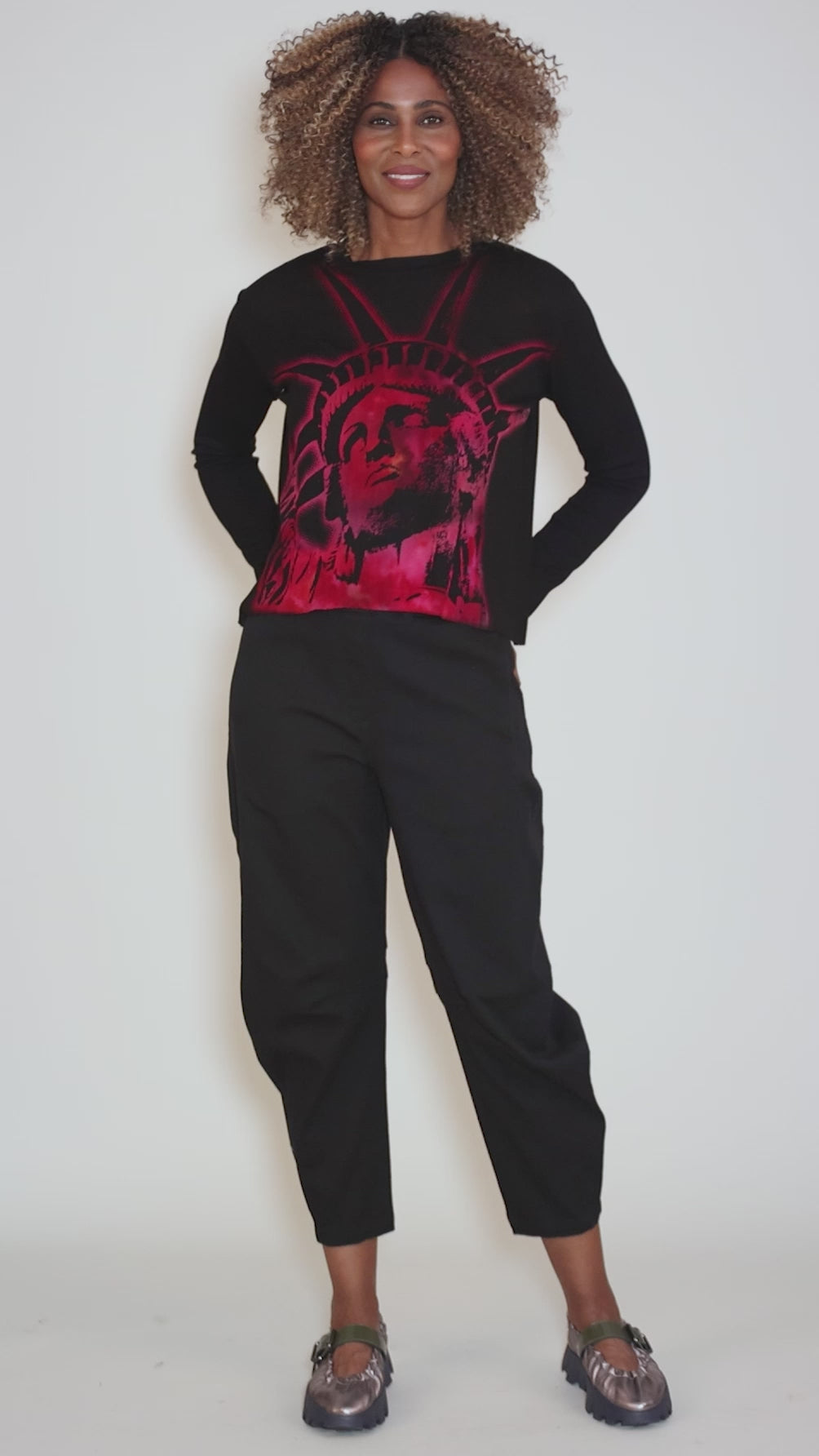 Micro Rib Crop Tee Lady Liberty, Black Angle 5
