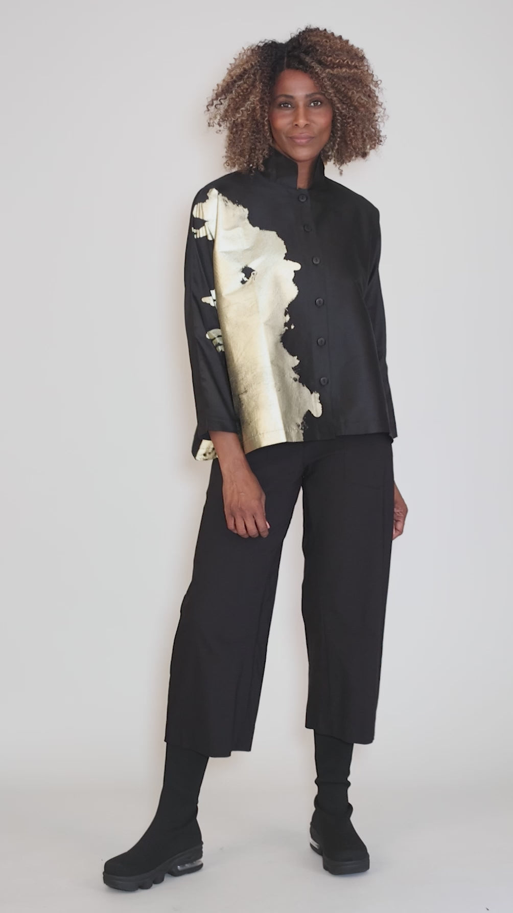 Grandeur Swing Top. Black/Gold Angle 5