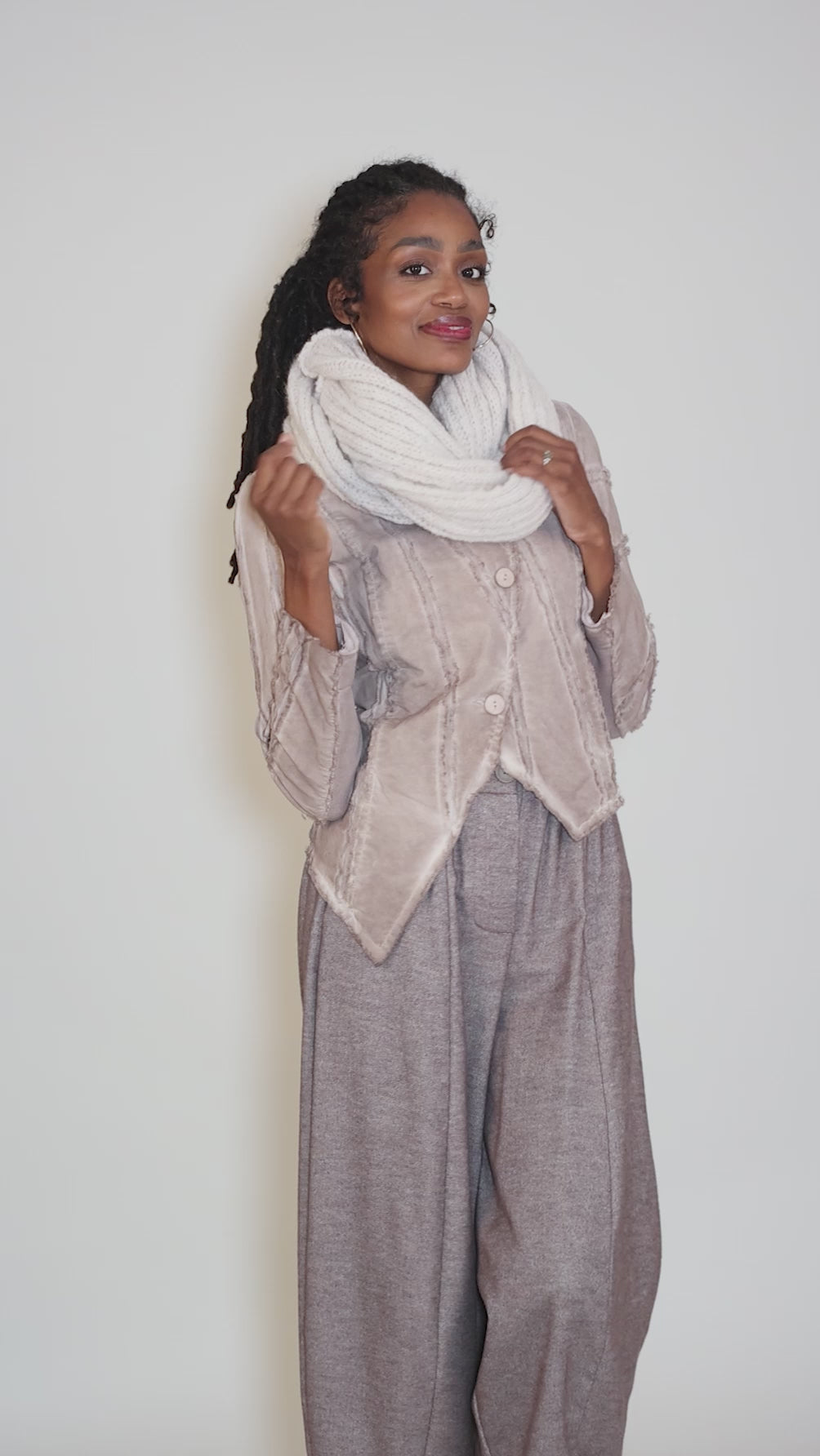 SB3 Infinity Scarf, Oatmilk Angle 3