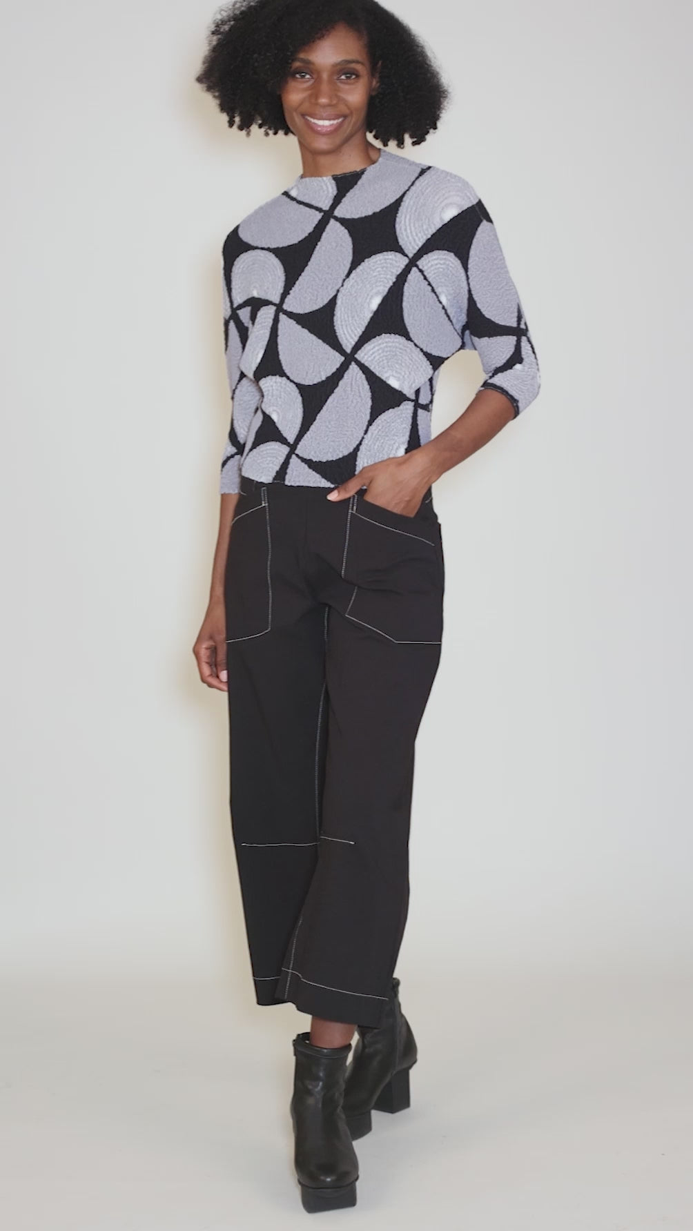 Dolman Crinkle Top, Gray/Black Angle 5