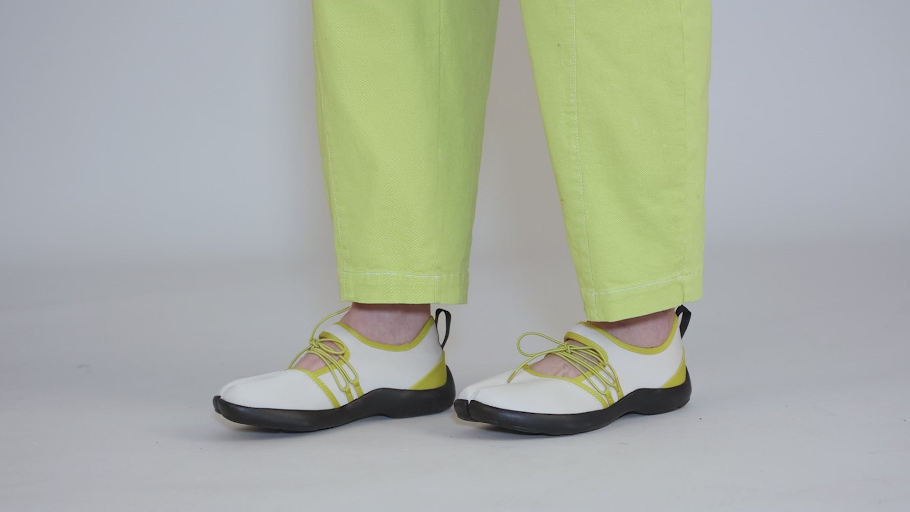 Split-Toe Casual Shoe, Beige Angle 9