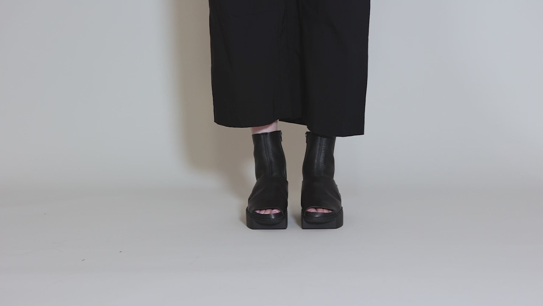 Daybreak Box Shoe, Black Angle 15