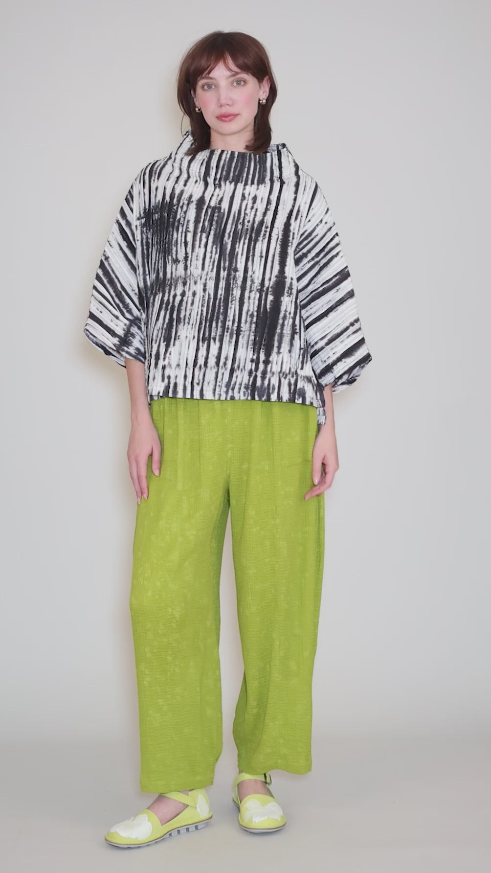 Tie Dye Ripple Tuck Funnel Neck White/Black Angle 5