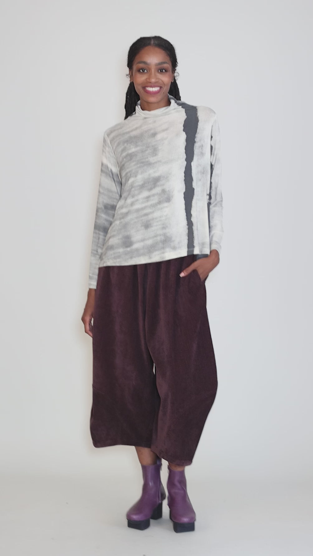 Fine Jersey Abstract Tneck, Ecru/Cement Angle 5
