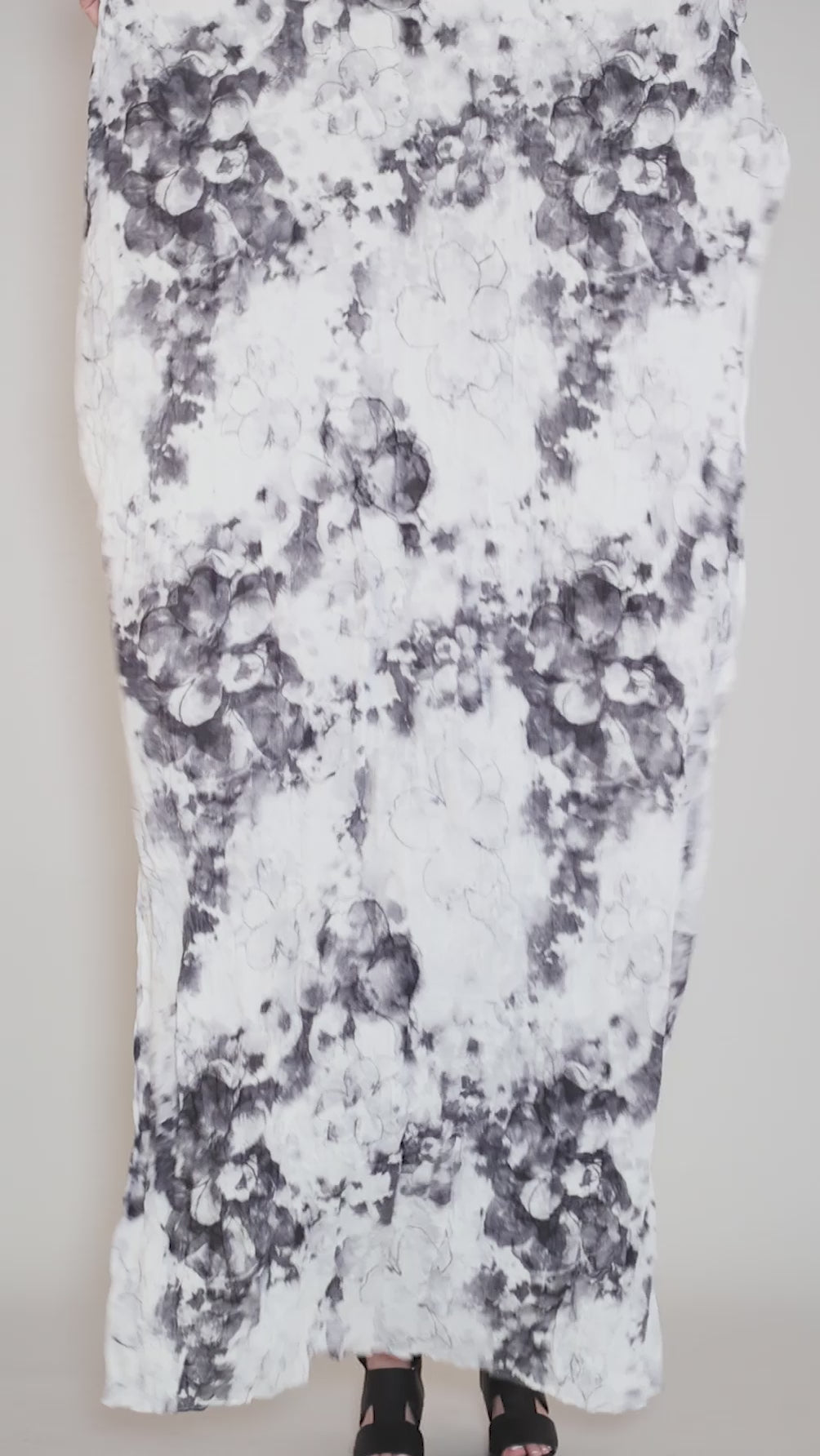 Pareo Scarf, Gray/White Angle 3