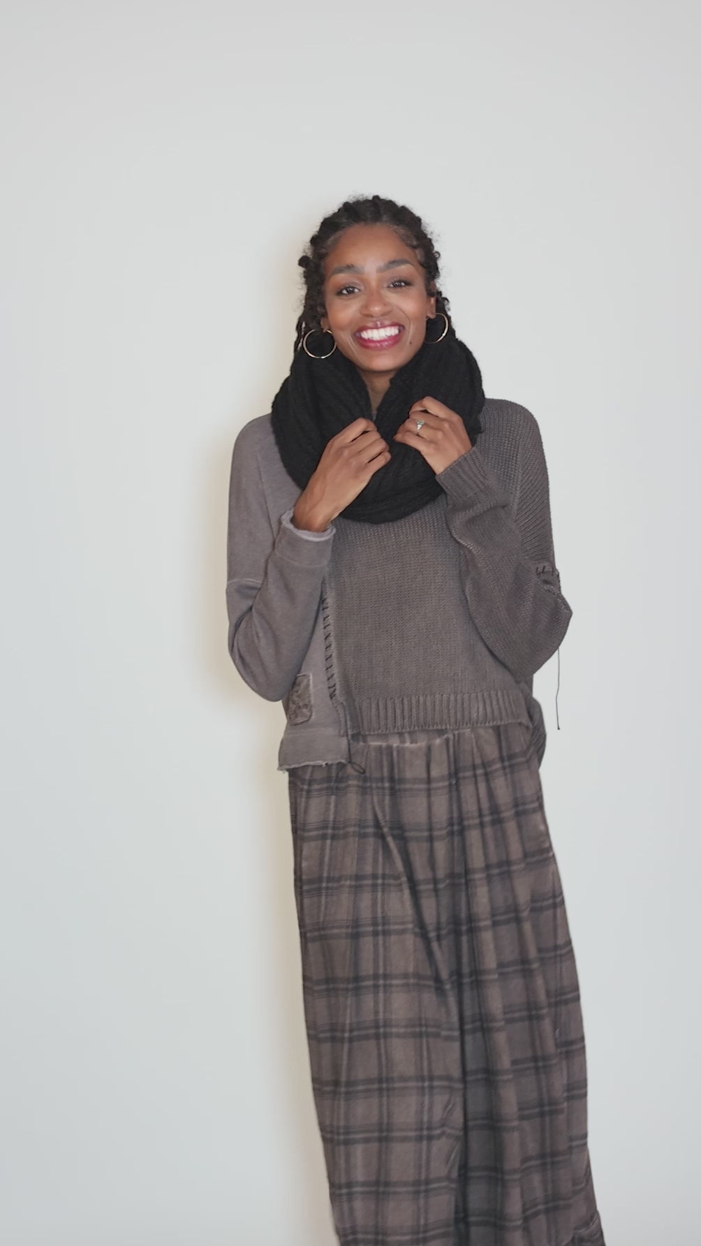 SB3 Infinity Scarf, Black Angle 3